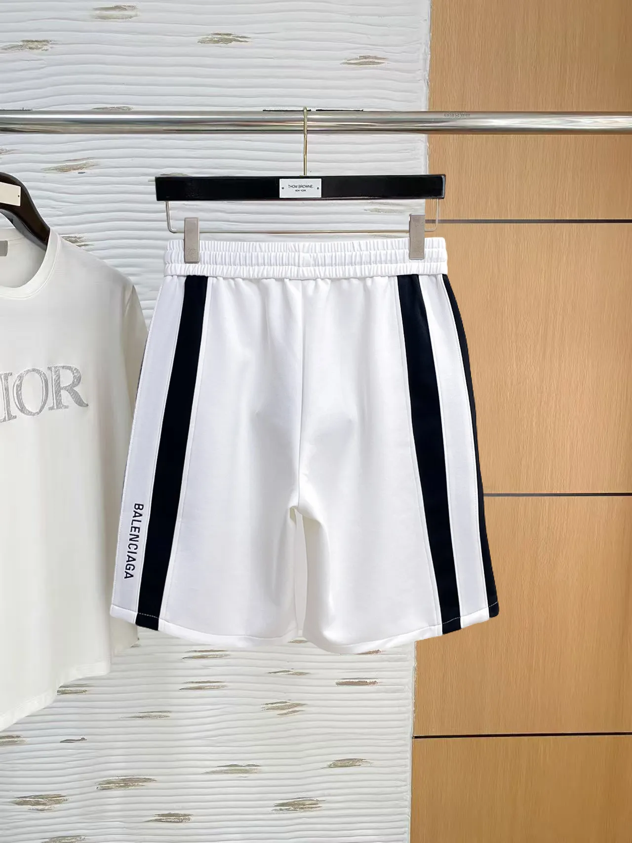Balenciaga's three-standard complete 2026 summer New Arrival men's casual shorts, advanced custom-made Breathable fabric, Breathable fabric, extremely stretchy and comfortable, impeccable details, top-grade accessories, original logo design concept, delicate and soft feel! The upper body fit is awesome! Size: M-XXXL Please state your height and weight when ordering